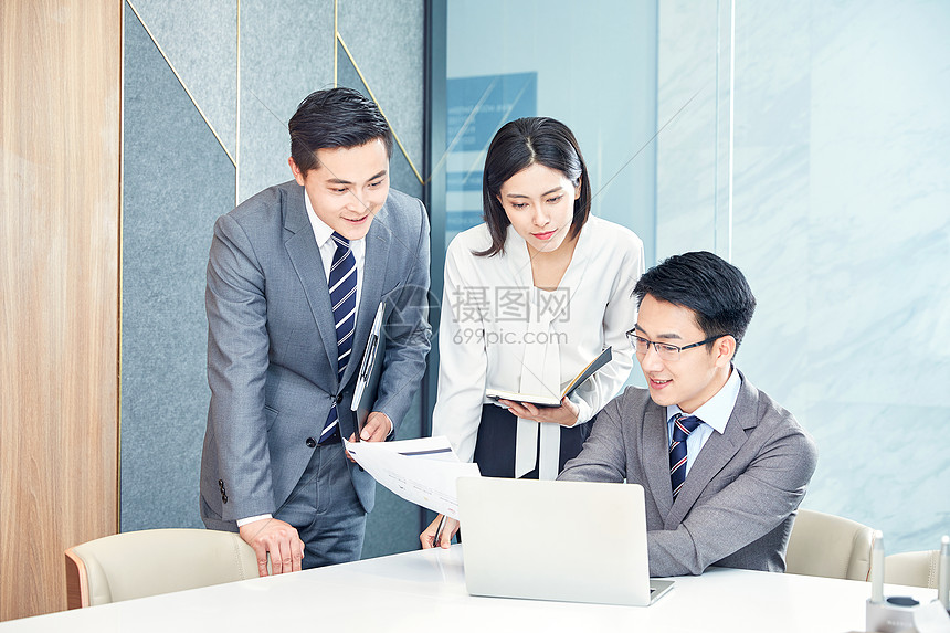 强化路灯维护 护航赶考路